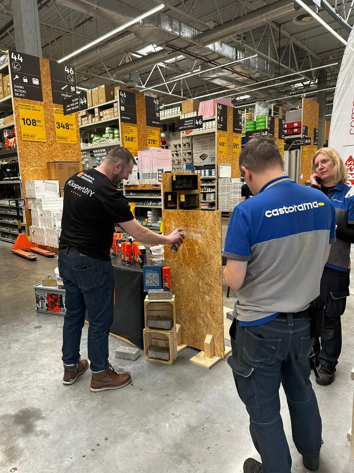 Ekspert firmy Dragon podczas szkolenia na urodzinach marketu Castorama